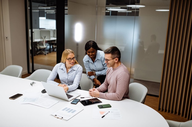 Reunião de negócios no escritório com grupo  de empresários.