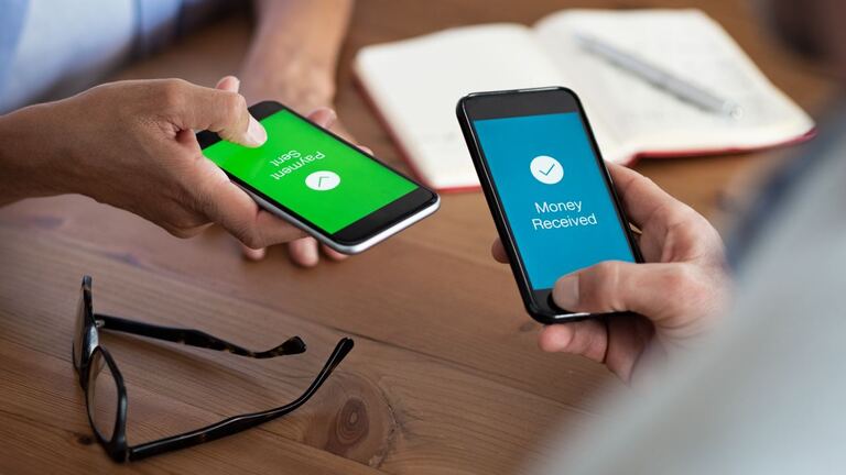 Celulares realizando Pix com desconto. 